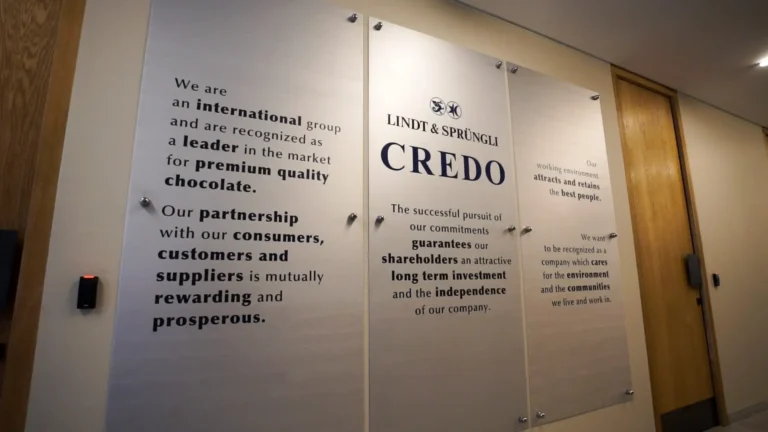 there are two signs on the wall that say credit