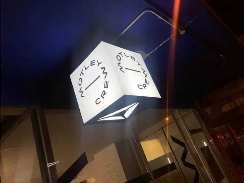there is a sign that says the time is 5 30