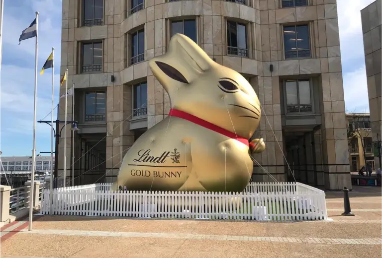 araffe shaped like a giant bunny in front of a building