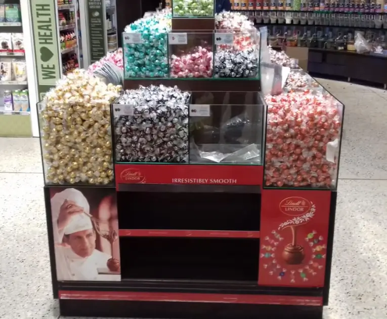 there is a display of candy in a store with a lot of candy